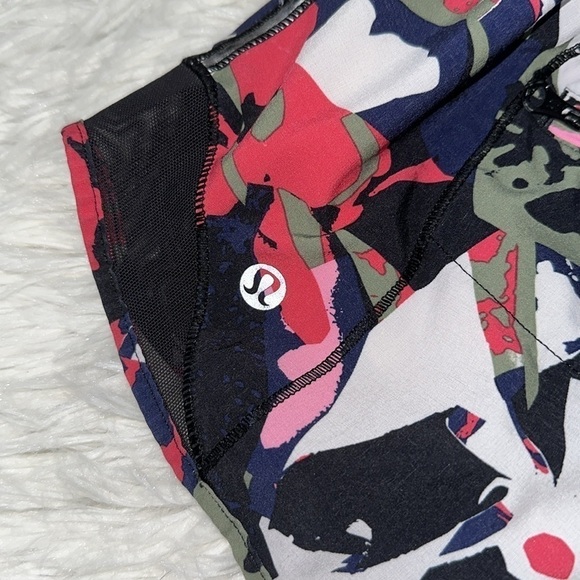 🔥$SALE$🔥 Lululemon Hotty Hot Short Pop Cut Boom Juice Multi / Black - Picture 6 of 7